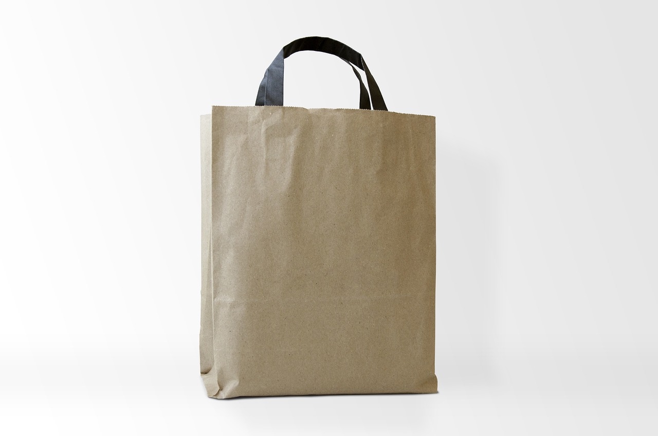 Eine Papiertasche ist besser als Plastikverpackungen